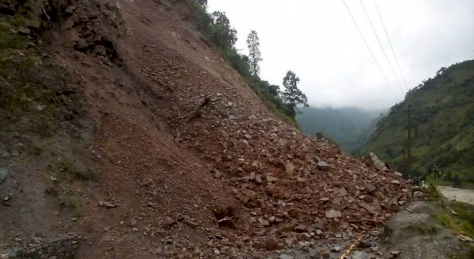 चार-दिनपछि-खुल्यो-पहिरोले-अवरुद्ध-मध्यपहाडी-लोकमार्ग