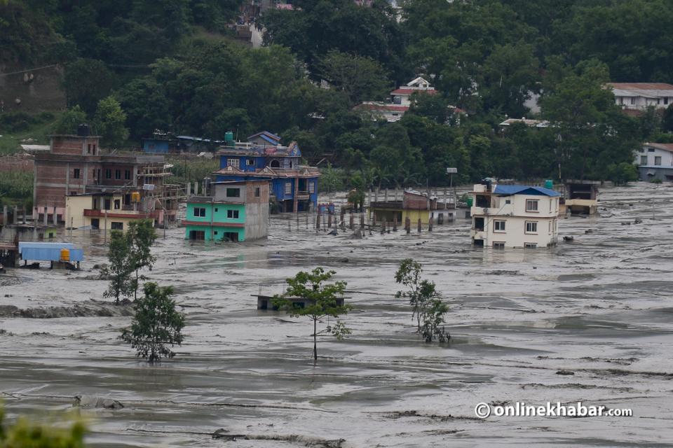 मेलम्चीमा-किन-आयो-लेदोसहितको-बाढी-?