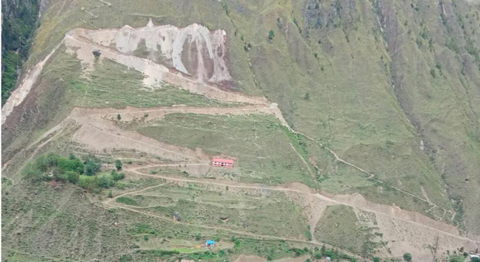 जथाभाबी-खनिएका-सडकले-बढायो-पहिराेको-जोखिम